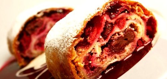 Штрудель с вишнево-сливовой начинкой