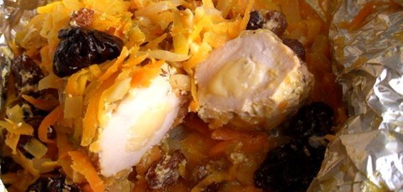 Куриное филе, запеченное в фольге с морковью и черносливом