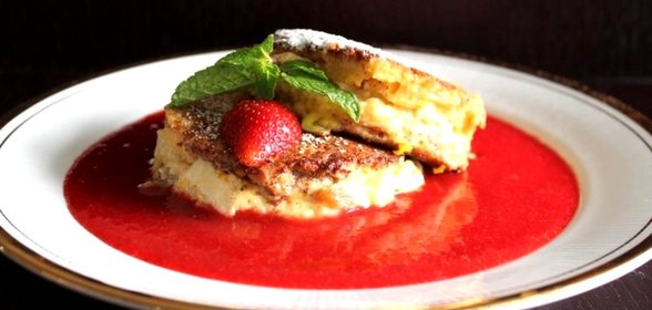 Французский тост с яблоком, сливочным сыром и клубничным кули