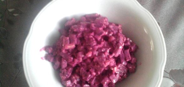 Салат из свеклы с чесноком и орехами