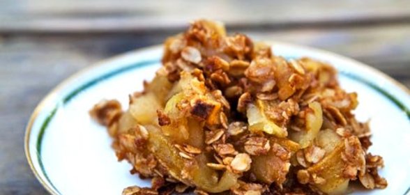 Овсяный крамбл с яблоком
