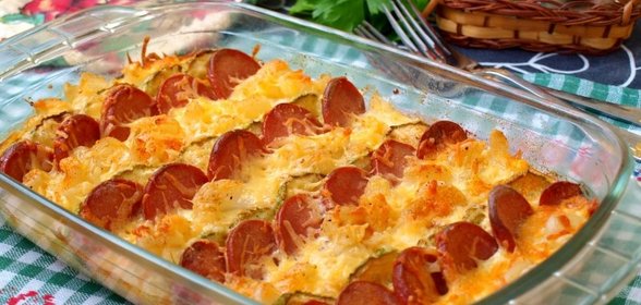 Запеканка из макарон с сардельками и кабачками