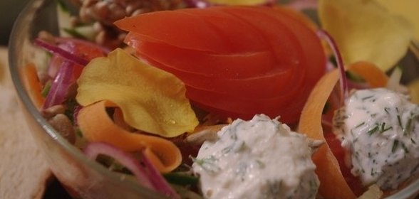 Овощной салат с лепестками розы