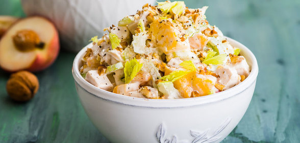 Салат из курицы с персиками