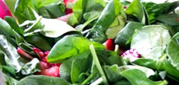 Салат из шпината и клубники