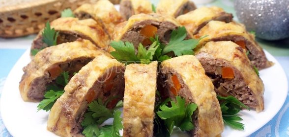 Мясной рулет с грибами и сыром