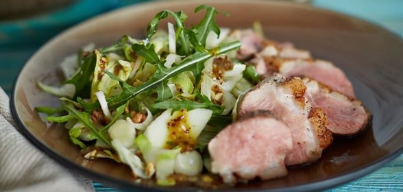 Салат из цикория с яблоком и горчичным винегретом