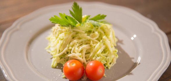 Спагетти из кабачка под ореховым соусом