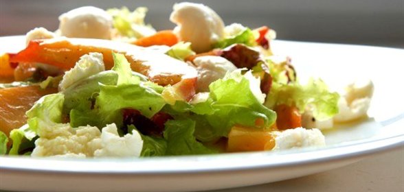 Салат с прошутто, персиками, рикоттой и латуком