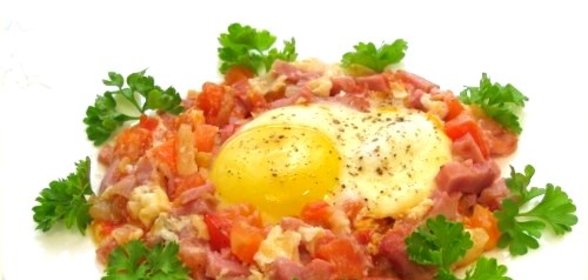 Яичница с помидорами и ветчиной