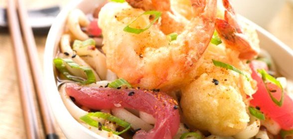 Жареная лапша удон с креветками, тофу и пореем