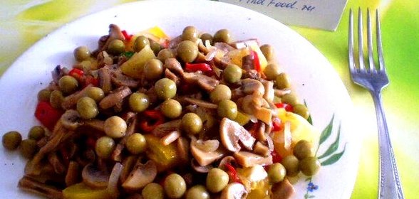 Овощной салат с грибами и перцем чили