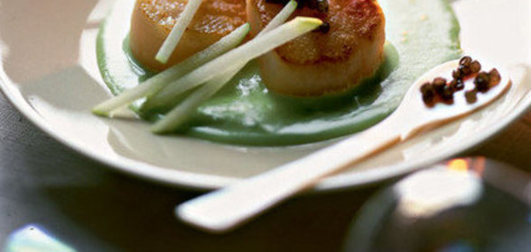 Морские гребешки с черной икрой