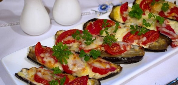 Баклажаны с чесноком и помидорами