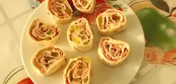 Рулет из лаваша с ветчиной и виноградом