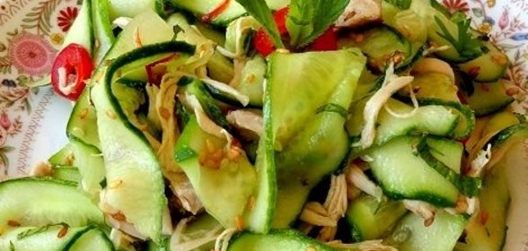 Салат из огурцов и курицы
