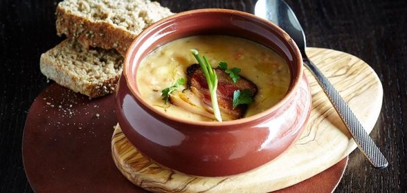 Гороховый суп с копченой свиной щекой
