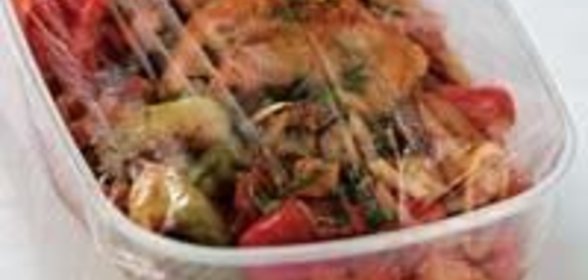 Курица, тушенная с красным вином, ветчиной и перцем