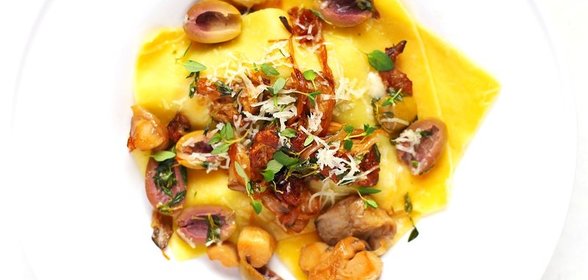 Открытая лазанья с белыми грибами и оливками