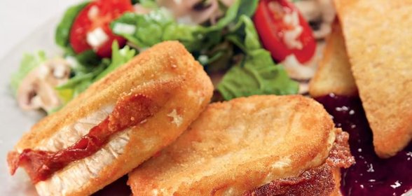 Камамбер во фритюре с брусничным соусом и салатом из шампиньонов