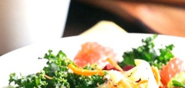 Салат из цикория и грейпфрута с медово-бальзамической заправкой