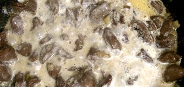 Куриные сердечки в сливочно-чесночном соусе