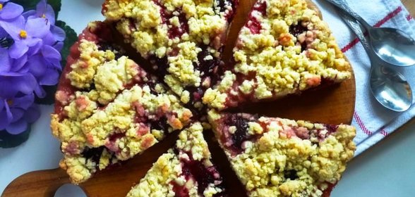 Пирог со сливами и сладкой крошкой