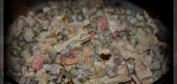 Салат с горошком колбаской и блинчиками