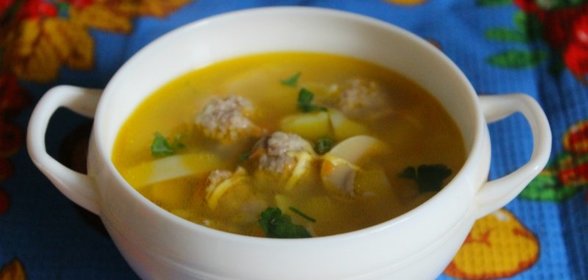 Суп с мясными фрикадельками, лапшой и грибами