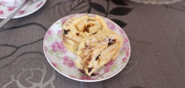 Рулет с яблоком и черносливом