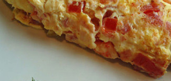 Омлет с паштетом и помидорами