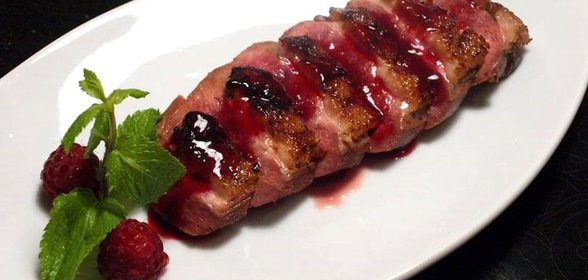 Жареная утиная грудка с ягодным соусом