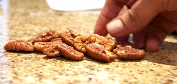 Салат из свежей моркови с карамелизированными орехами пекан