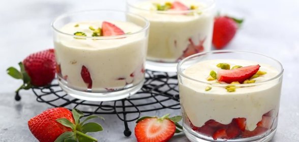 Мусс из белого шоколада с клубникой