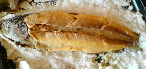 Свежая рыба в корочке из соли
