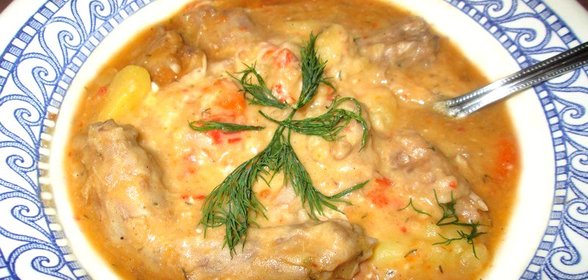 Тушеный картофель с куриными шейками и горохом