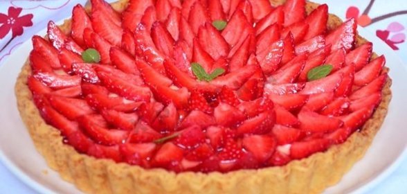Тарт пирог с заварным кремом и клубникой свежей