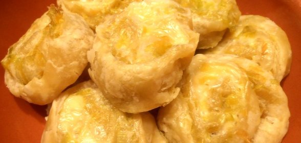 Слоеные рулетики с луком-пореем