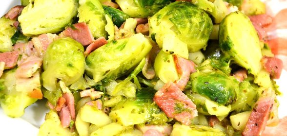 Брюссельская капуста с беконом и яблоками