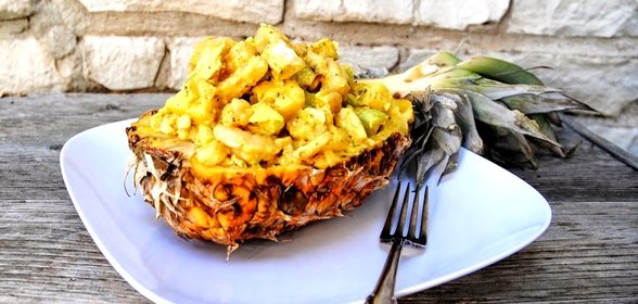 Салат из курицы с ананасом