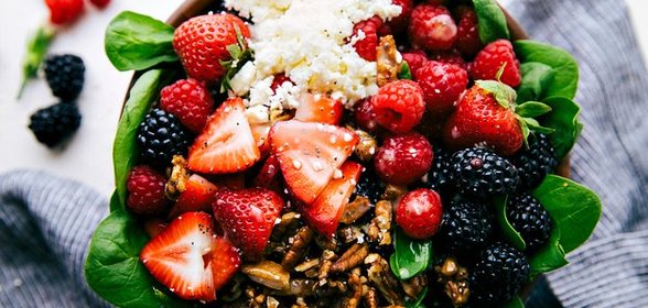 Ягодный салат со шпинатом и орехом пекан