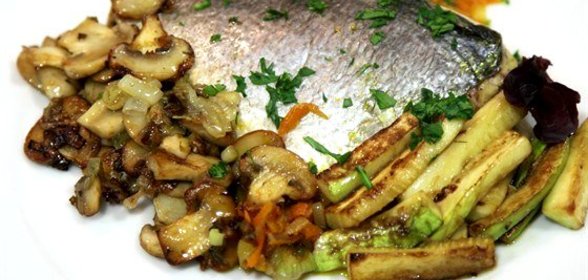 Дорада, запеченная на овощной подушке, в бумажном конверте