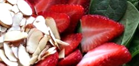 Салат с клубникой и миндалем