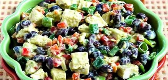 Салат с бобами и курицей