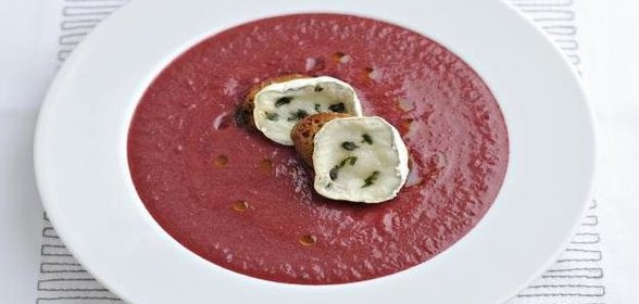 Суп-пюре из свеклы с чесночными гренками и козьим сыром