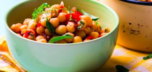 Салат из нута с овощами