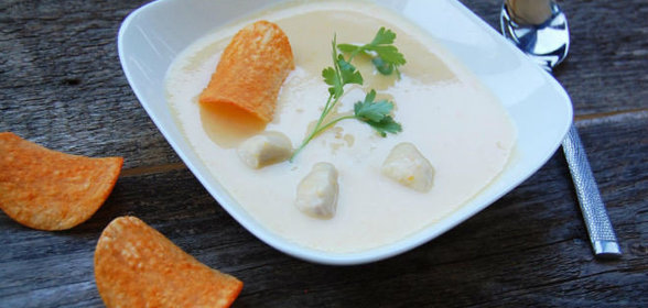 Овощной крем-суп с курицей и чипсами