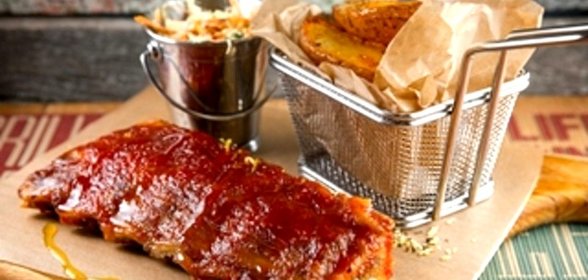 Жареные свиные ребра в соусе BBQ с овощным салатом и печеным картофелем