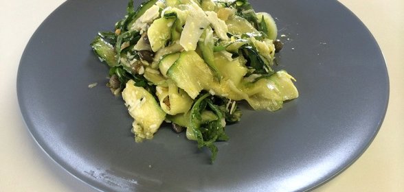 Ленты из цукини с каперсами и соусом из лимона и чеснока