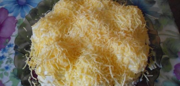 Салат с фаршированными яйцами